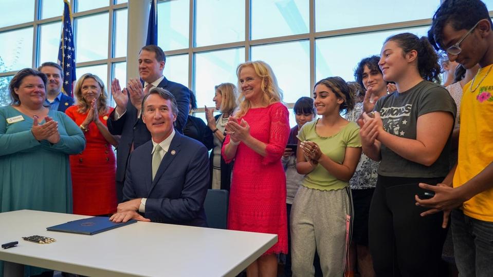 Thống đốc Youngkin ký dự luật